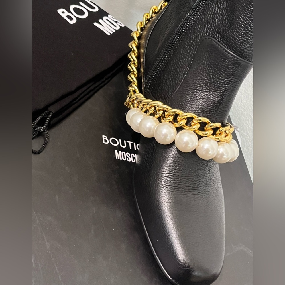 MOSCHINO BOUTIQUE NIB AUTHENTIC VINTAGE BLACK LEATHER & PEARL CHAIN BOOTS - Picture 10 of 16